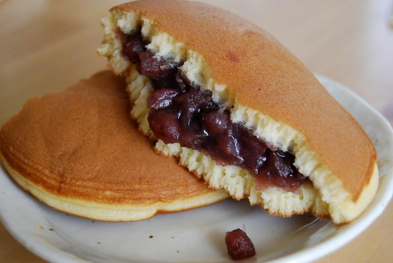 Dorayaki - Japanese Pancakes Filled with Matcha Pastry Cream | Lil' Cookie