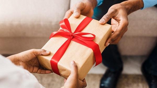 Gifting with both hands in Japan