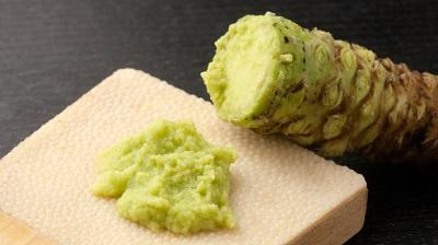 Le Japonais a Râpé Le Wasabi Frais Sur La Peau Traditionnelle GR