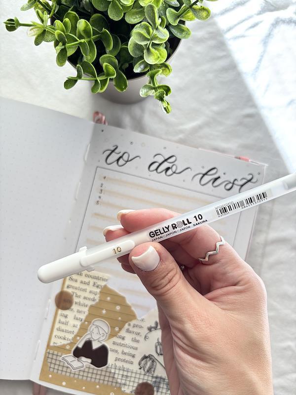 Sakura Gelly Roll White Gel Pen