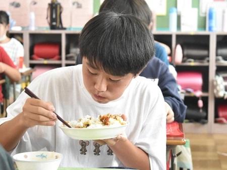 日本學生在學校吃午餐