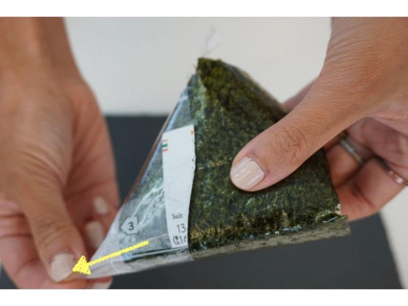 Onigiri Peeling Step 4