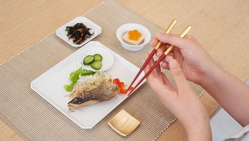 Placing chopsticks horizontally