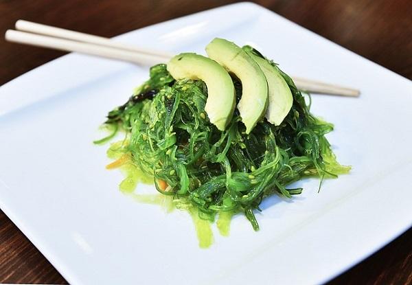 Wakame salad with avocado