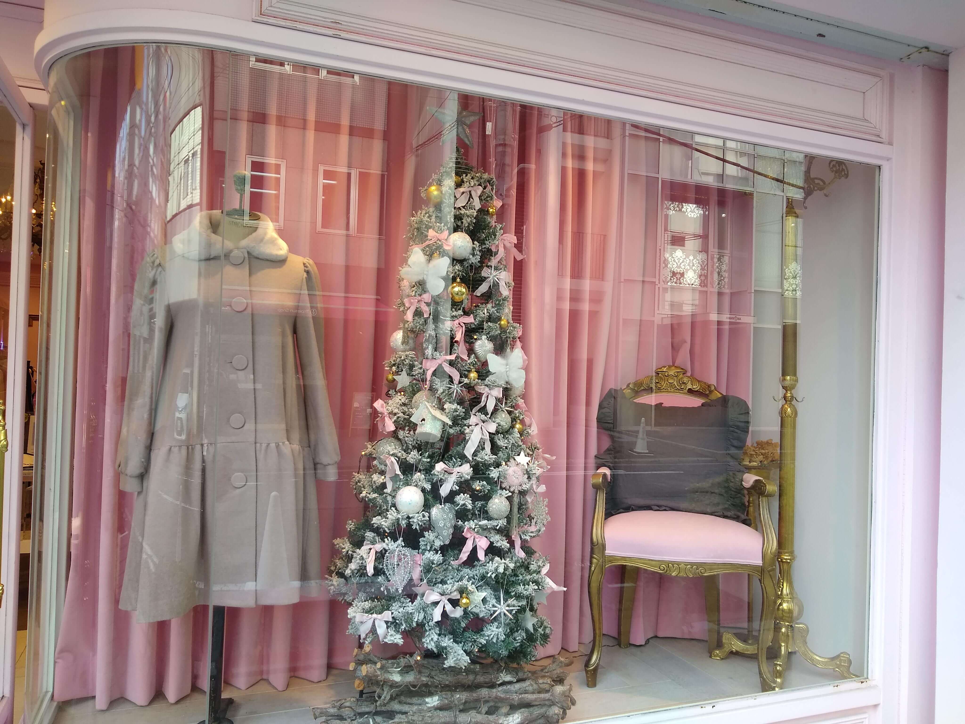 Japanese store decorated with a Christmas tree